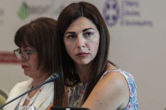 Επιστολή στην υπουργό Παιδείας από εκπαιδευτικούς του εξωτερικού: Μη γίνετε δήμιος της οικογενειακής συνοχής μας